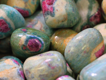 Rubin fuchsit tromlovaný