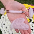 Sada masážneho valčeka a gua sha tvar srdca z ruženínu