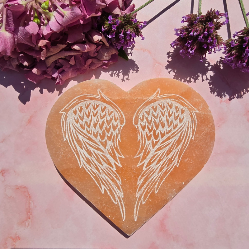 Podložka v tvare srdca z oranžového selenitu s anjelskými krídlami